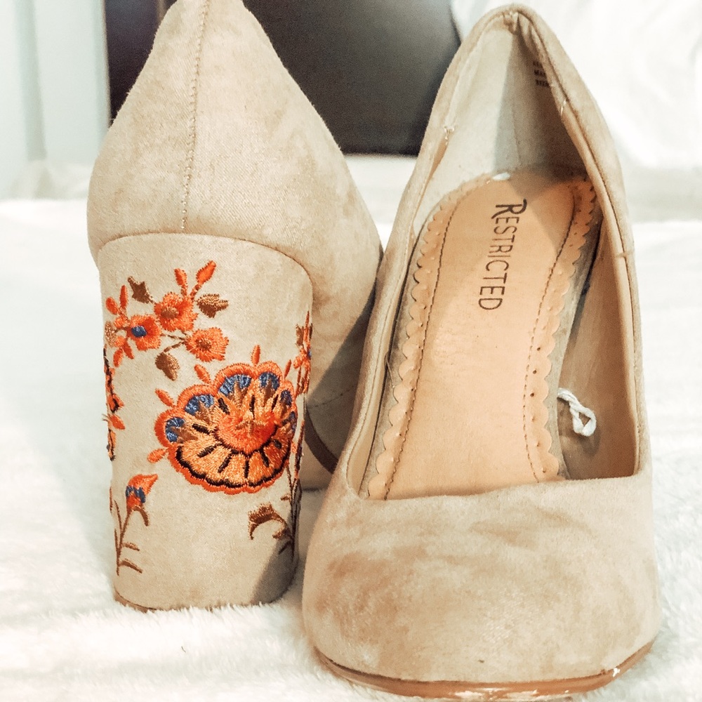 Closed toe heel with embroidery flowers